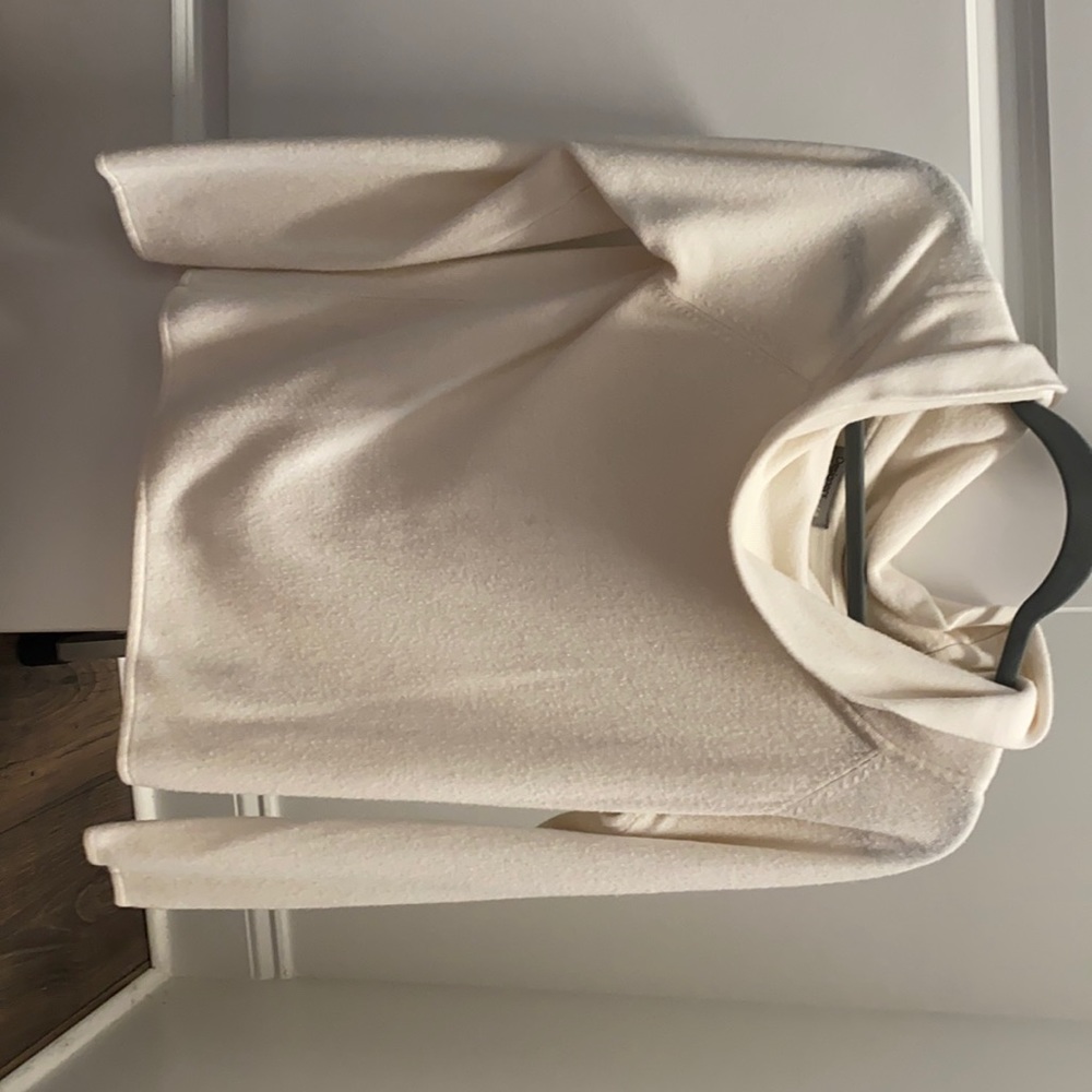 Beautiful off white sweater in great condition.